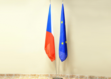 Nerezový vlajkový stojan s vlajkou ČR a EU