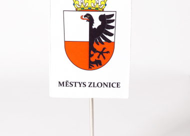 Stolní vlaječka vyvěšena na kovovém stojánku chromovaném