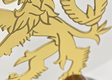 Detail ozdobné špičky žerdi ve tvaru českého lva, zlatá varianta