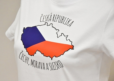 Detail potisku dámského trička vlajka Česká republika - Čechy, Morava a Slezsko.