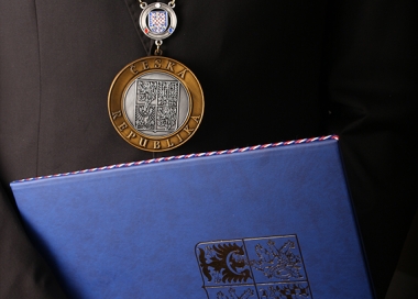 Závěsný odznak pro starosty zlatostříbrný se zdobným řetězem, znak Morava