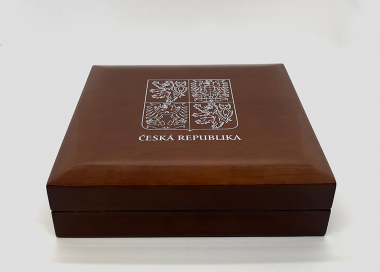 Elegantní dřevěný box na starostenskou insignii se stříbrným potiskem, OŘECH