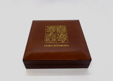 Elegantní dřevěný box na starostenskou insignii se zlatým potiskem. Odstín – tmavý ořech