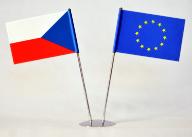 Kovový stojánek niklovaný pro nasunutí 2 stolních vlaječek - ukázka vyvěšení vlaječky ČR a EU