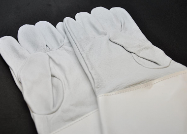 Detail slavnostních kožených rukavic pro praporečníka