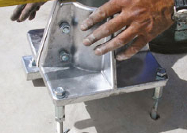 Sklopná kovová odlévaná pozinkovaná patka pro jednoduchou instalaci a vztyčení stožáru