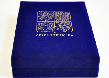 Reprezentativní sametová krabička s velkým státním znakem a nápisem Česká republika.