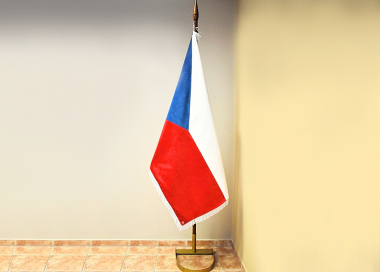Komplet - sametová vlajka ČR, jednodílná žerď, stojan podkova