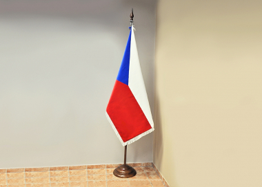 Komplet - sametová vlajka ČR, dvoudílná žerď, dřevěný stojan