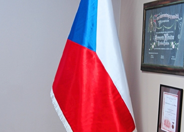 Saténová vlajka České republiky vyvěšena na dvoudílní žerdi