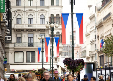 Vertikální vlajka ČR ze silného oboustranného banneru