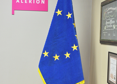 Vlajka EU vyvěšena na dvoudílné žerdi