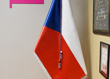 Sada - saténová vlajka ČR, jednodílná žerď s pískovcovým stojanem, praporová šňůra se střapci