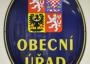 Tmavě modrý smaltovaný ovál se státním znakem ČR a nápisem OBECNÍ ÚŘAD
