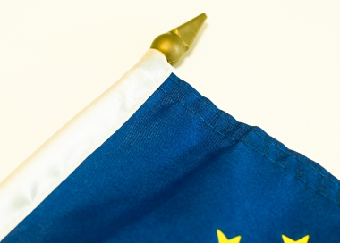 Detail malé mávací vlaječky EU