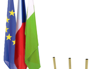 Vlajkový stojan „podkova“ pro tři žerdě - ukázka vyvěšení vlajky ČR, EU a vlajky s vlastní grafikou