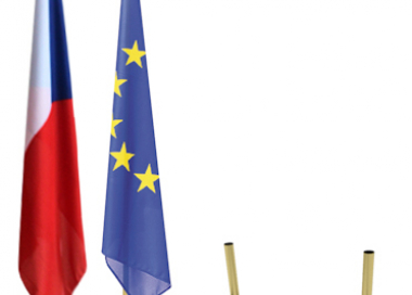 Vlajkový stojan „podkova“ pro dvě žerdě - ukázka vyvěšení vlajky ČR a EU