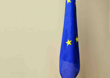 Nerezový vlajkový stojan s vlajkou EU
