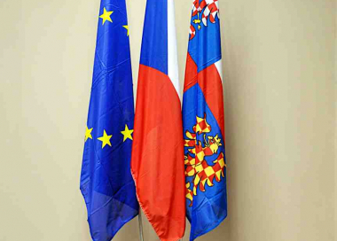 Nerezový vlajkový stojan s žerděmi - ukázka vyvěšení vlajky ČR, EU a vlajky Jihomoravského kraje