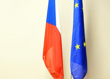 Ukázka vyvěšení vlajek ČR a EU na nerezových žerdích