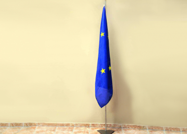 Nerezový vlajkový stojan a žerď s vlajkou EU