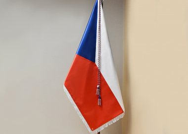 Slavnostní saténová vlajka České republiky s praporovou šňůrou se střapci v barvách české trikolóry