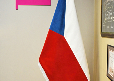 Ukázka vyvěšení sametové vlajky ČR na jednodílné žerdi umístěné v kovovém stojanu podkova