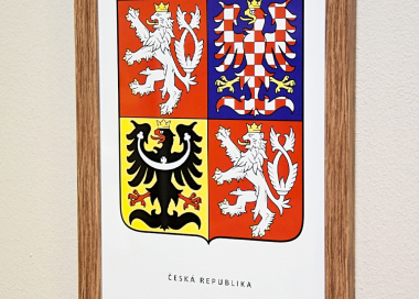 Reprezentativní dřevěný rám papírového státního znaku ČR potažen fólií s imitací olivového dřeva