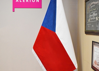 Ukázka vyvěšení sametová vlajky ČR na jednodílné žerdi umístěné v pískovcovém stojanu