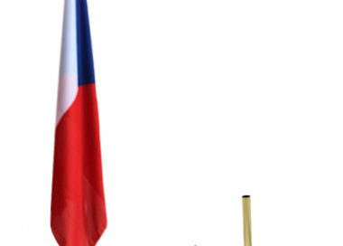 Vlajkový stojan „podkova“ pro jednu žerď - ukázka vyvěšení vlajky ČR