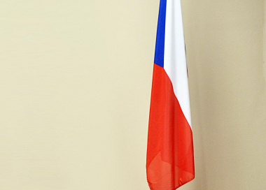 Nerezový vlajkový stojan, žerď s vyvěšenou vlajkou ČR