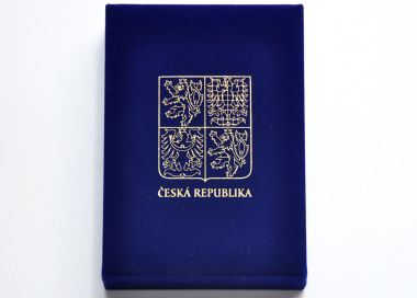 Reprezentativní sametová krabička s velkým státním znakem a nápisem Česká republika