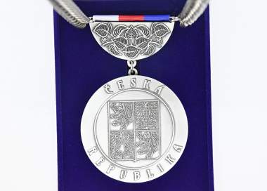 Detail závěsného odznaku pro starosty s řetízkem a státními barvami, starostříbro
