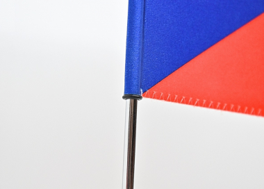 Fixace stolní vlaječky na stojánku pomocí přiložené gumičky