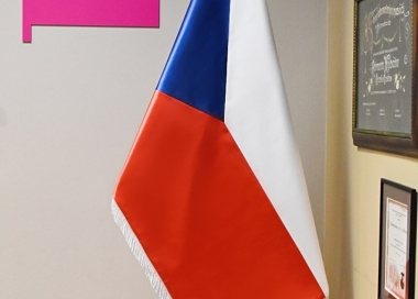 Komplet slavnostní saténové vlajky České republiky a dvoudílné žerdě s dřevěným lakovaným stojanem