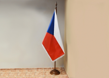 Komplet - saténová vlajka ČR, dvoudílná žerď, dřevěný stojan