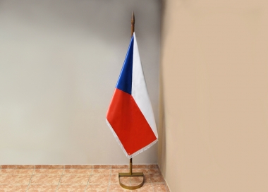 Komplet - saténová vlajka ČR, jednodílná žerď, stojan podkova