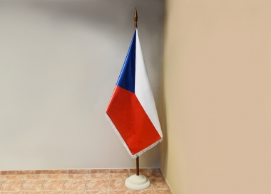 Komplet - saténová vlajka ČR, jednodílná žerď, pískovcový stojan