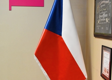 Komplet slavnostní saténové vlajky České republiky a jednodílné žerdě s pískovcovým stojanem
