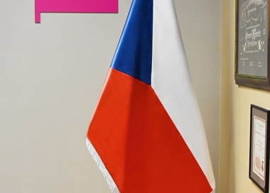 Komplet slavnostní saténové vlajky České republiky a jednodílné žerdě s kovovým stojanem podkova
