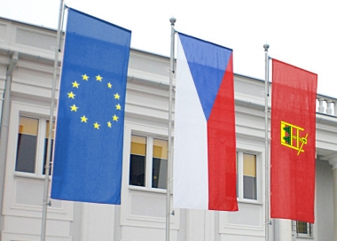 Vlajky vyvěšené na hliníkovém vlajkovém stožáru INTERNAL WINDTRACKER s vnitřním vedením lanka