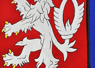 Detail výšivky slavnostního státního znaku ČR ve tvaru štítu