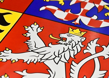 Smaltovaný státní znak ČR ve tvaru štítu - český lev