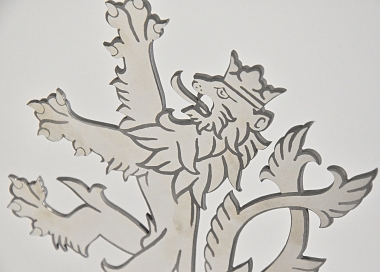 Detail ozdobné špičky žerdi ve tvaru českého lva, stříbrná varianta