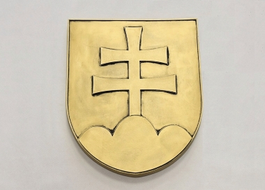 Sádrový velký státní znak Slovenské republiky s povrchovou úpravou zlaté patiny