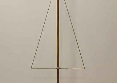 2D vlajkový výztužník ve tvaru trojúhelníku upevněn na dřevěné žerdi.