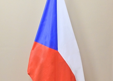 Set: dřevěná žerď, nerezový stojan s textem hymny, vlajka ČR 150 × 100 cm, 3D vlajkový výztužník.