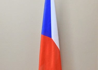 Set: nerezová žerď, nerezový stojan s textem hymny, vlajka ČR 150 × 100 cm.