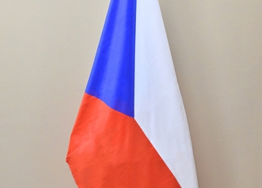 Ukázka vyvěšení české vlajky pomocí stojanu a 3D vlajkového výztužníku.
