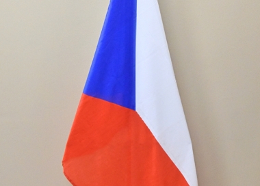 Set: nerezová žerď, nerezový stojan s textem hymny, vlajka ČR 150 × 100 cm, 2D vlajkový výztužník.